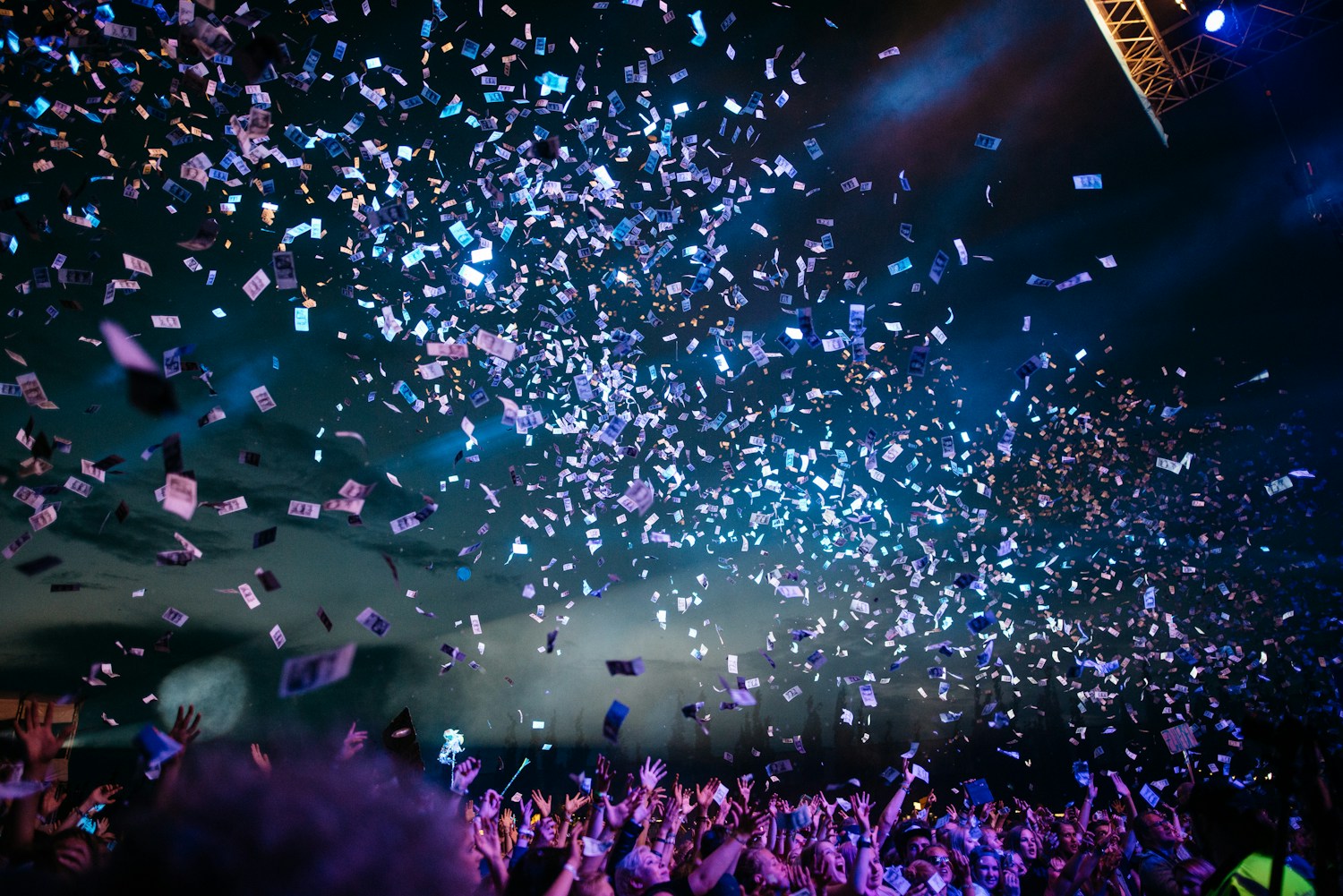 Real party crowd, confetti, and atmosphere effects