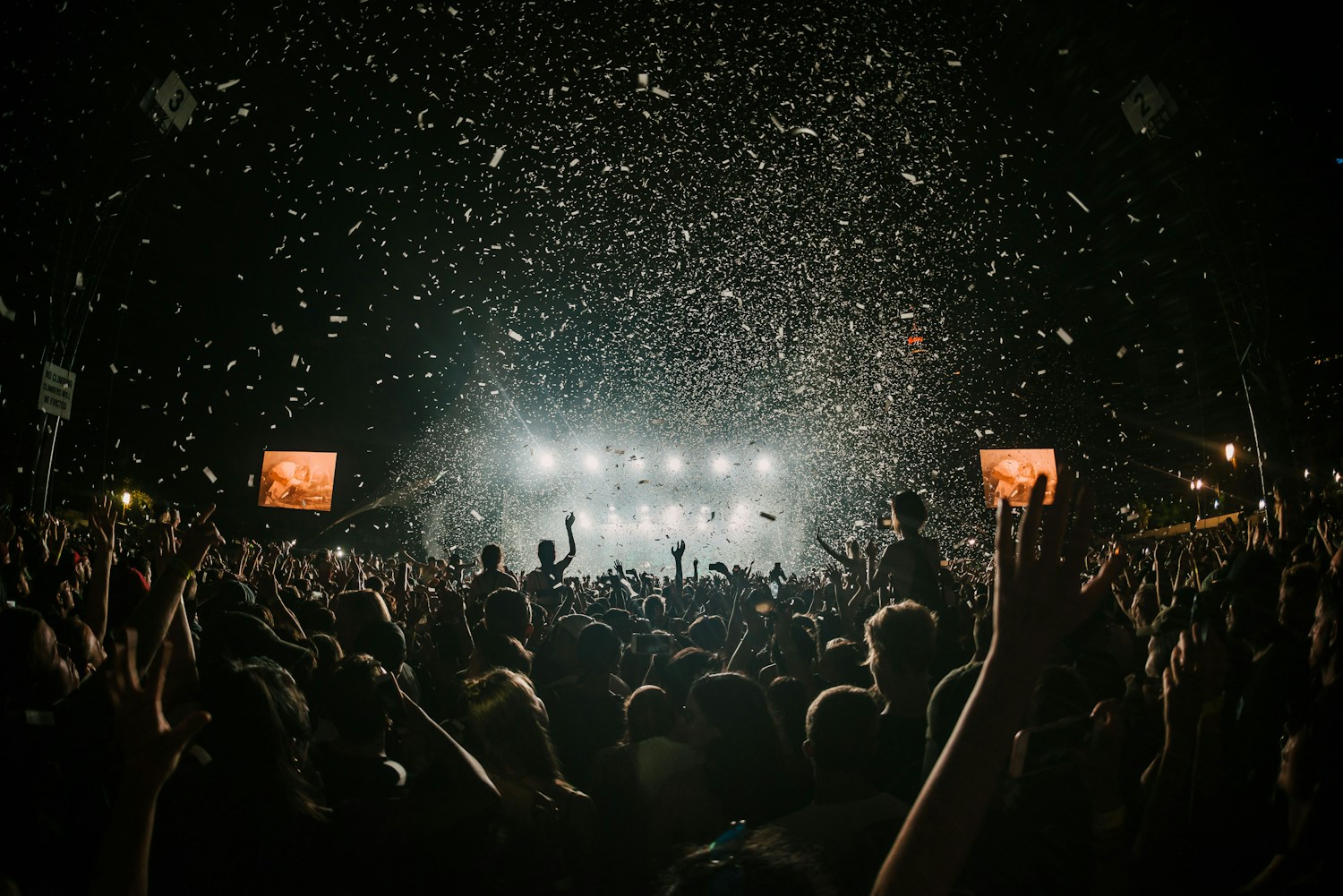 Real crowd and lighting experience